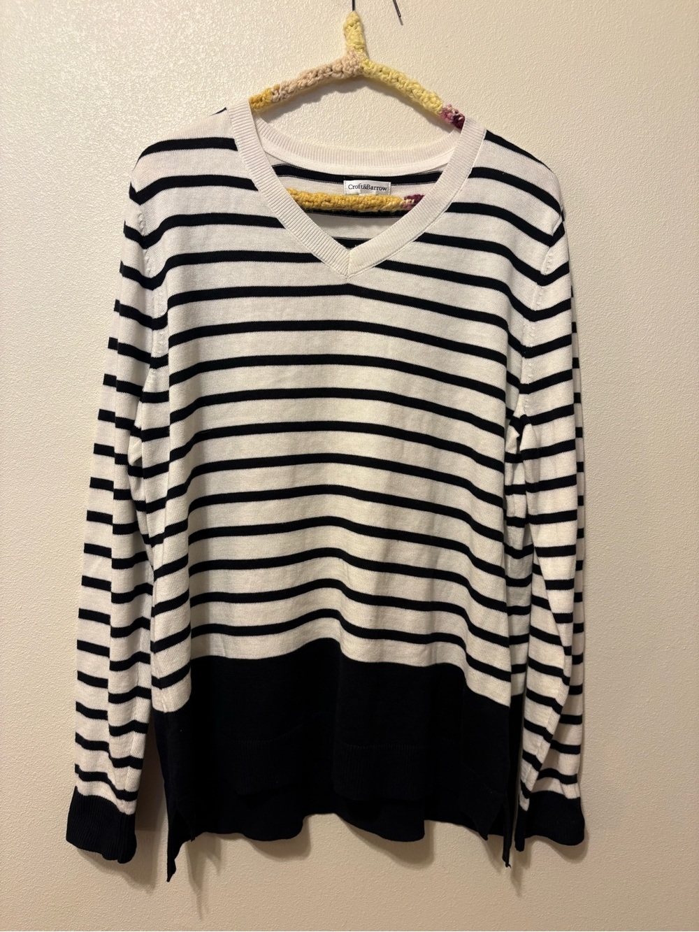 Croft & Barrow V-Neck Sweater in Black and White